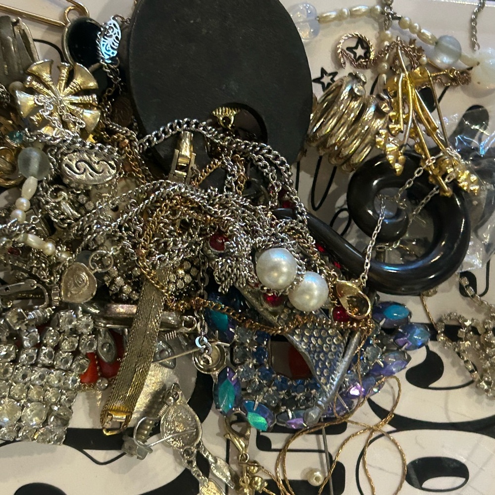 Assorted craft junk maybe wearable jewelry… all random. 1.5 lbs - Picture 4 of 9